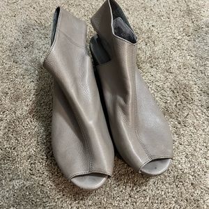 Chocolat Blu Women's Size 11 Gray Leather Wedges!